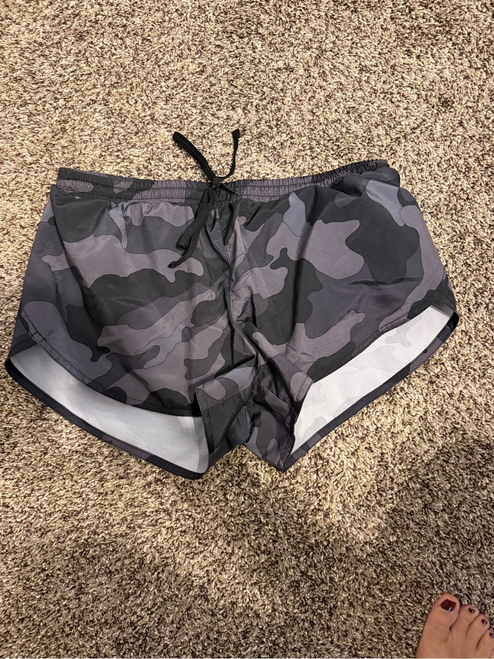 Old Navy Women's Black and Gray Camo Athletic Shorts
